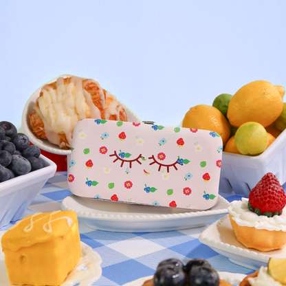 STRAWBERRY SHORTCAKE magnetic case & tweezer bundle