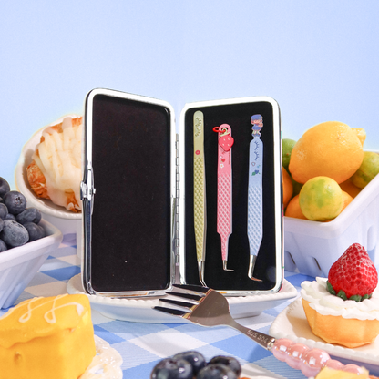 STRAWBERRY SHORTCAKE magnetic case & tweezer bundle